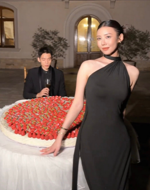 ObYXv, 陆文博妻子